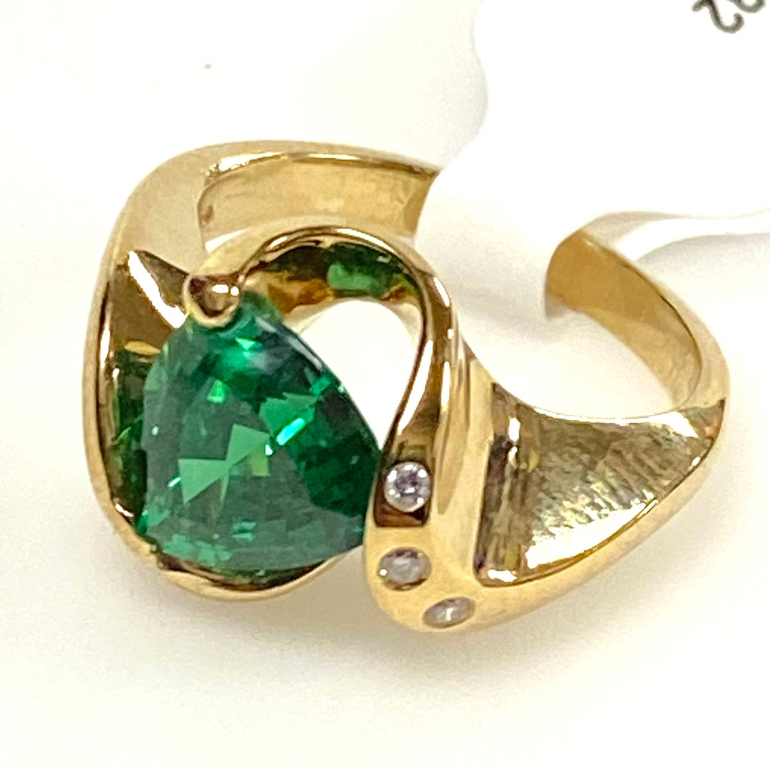 v624 Vintage 14k Yellow Gold Trillion-cut Green Gemstone Diamond Statement Ring Sz 4.25