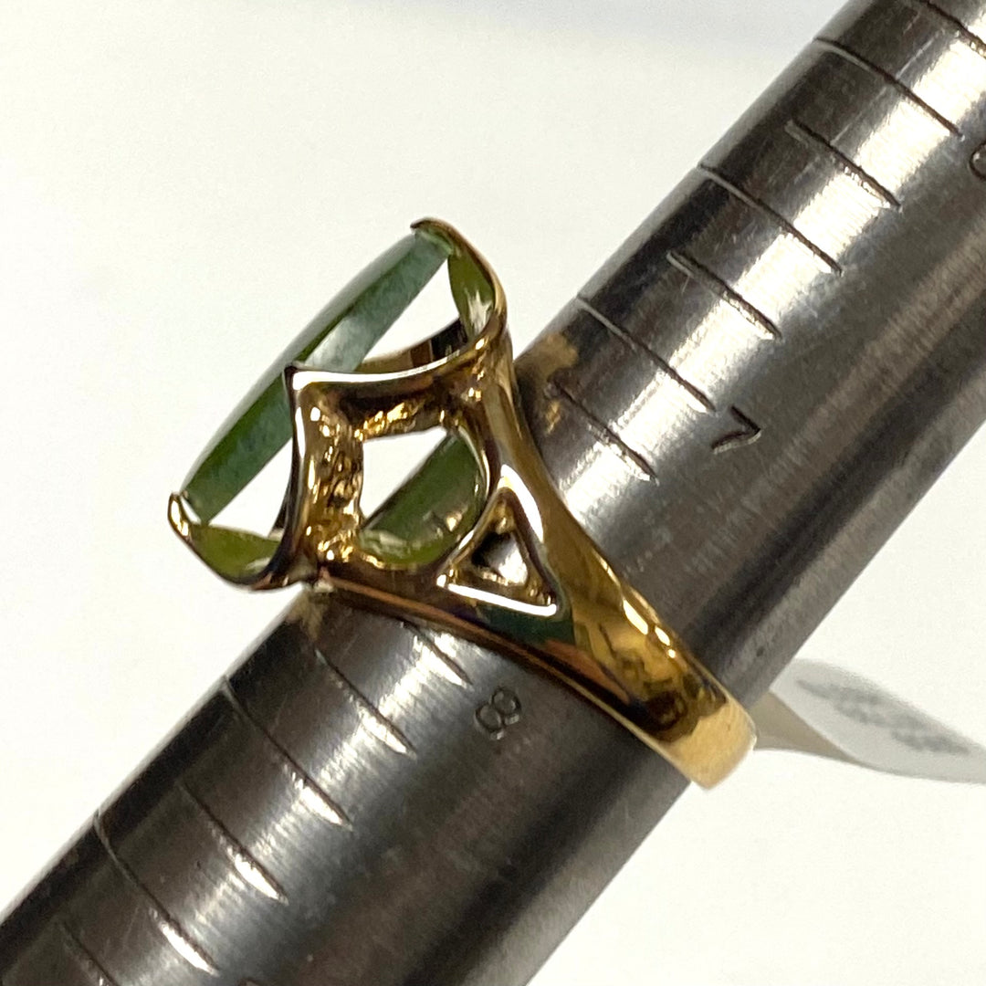 v627 Vintage 14k Yellow Gold Green Oval Jade Solitaire Cocktail Ring Sz 7.25