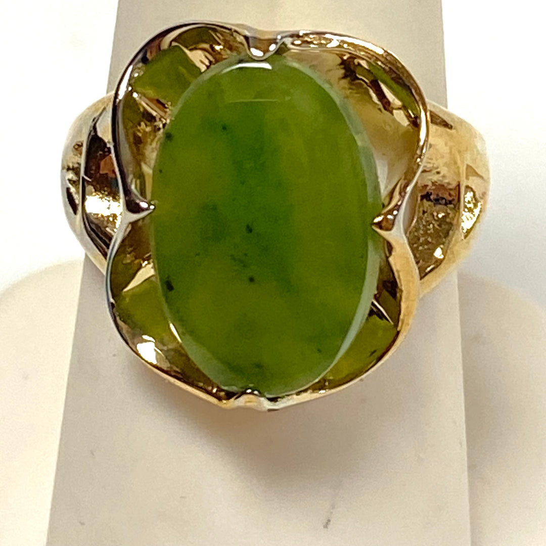 v627 Vintage 14k Yellow Gold Green Oval Jade Solitaire Cocktail Ring Sz 7.25