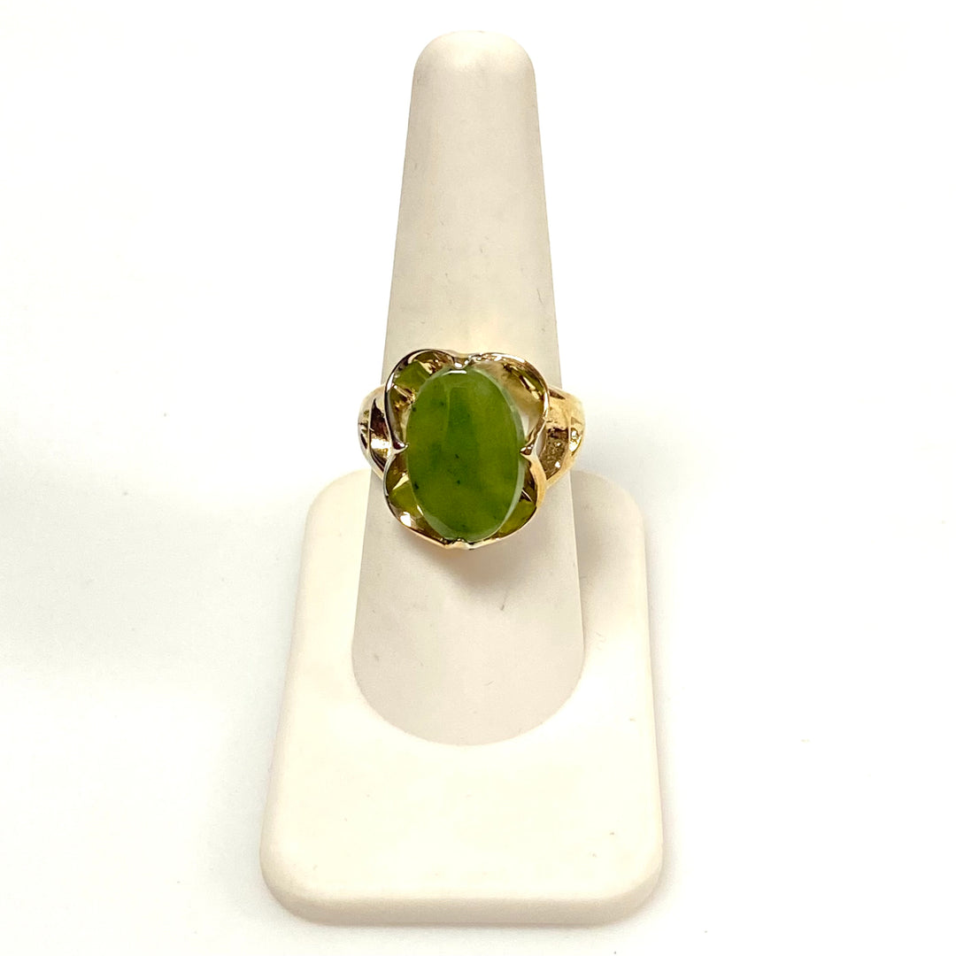 v627 Vintage 14k Yellow Gold Green Oval Jade Solitaire Cocktail Ring Sz 7.25