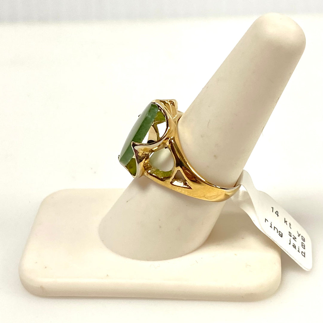 v627 Vintage 14k Yellow Gold Green Oval Jade Solitaire Cocktail Ring Sz 7.25