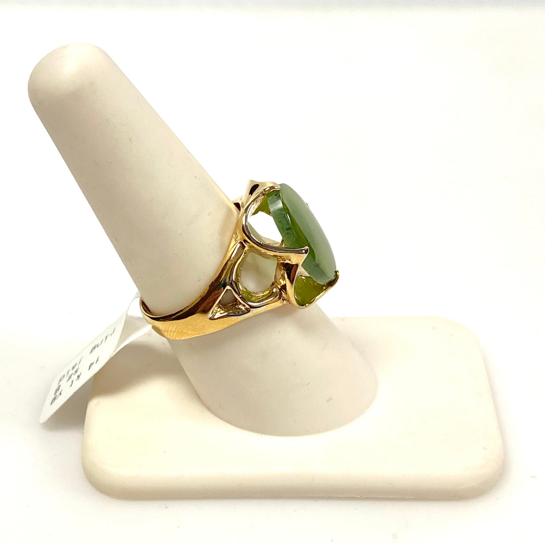 v627 Vintage 14k Yellow Gold Green Oval Jade Solitaire Cocktail Ring Sz 7.25
