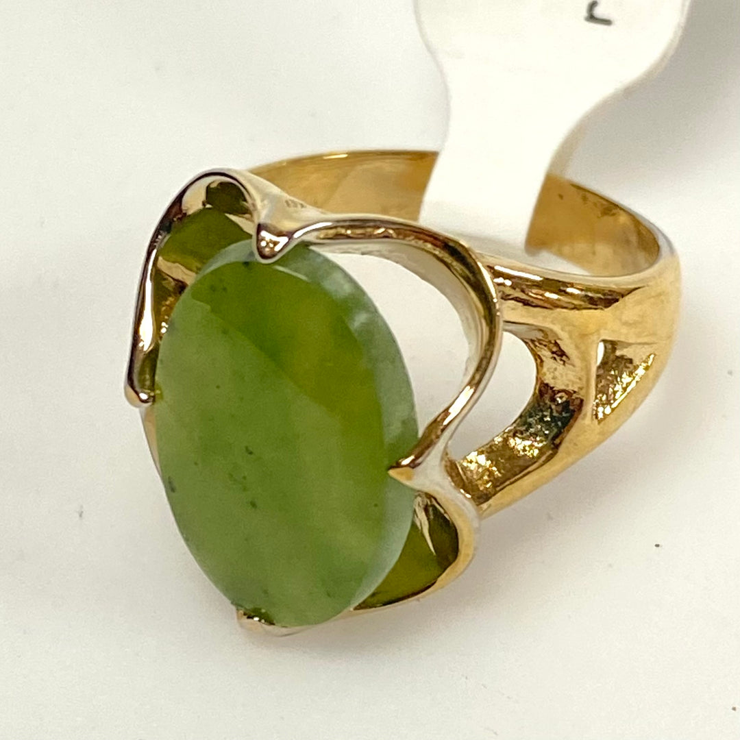 v627 Vintage 14k Yellow Gold Green Oval Jade Solitaire Cocktail Ring Sz 7.25