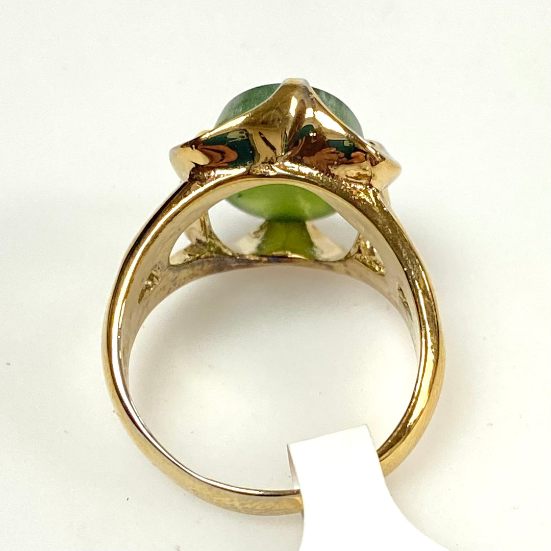 v627 Vintage 14k Yellow Gold Green Oval Jade Solitaire Cocktail Ring Sz 7.25