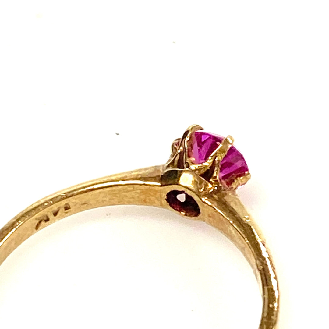 v636 Vintage 14k Yellow Gold Prominent Pink Ruby Gemstone Ring Size 7.25
