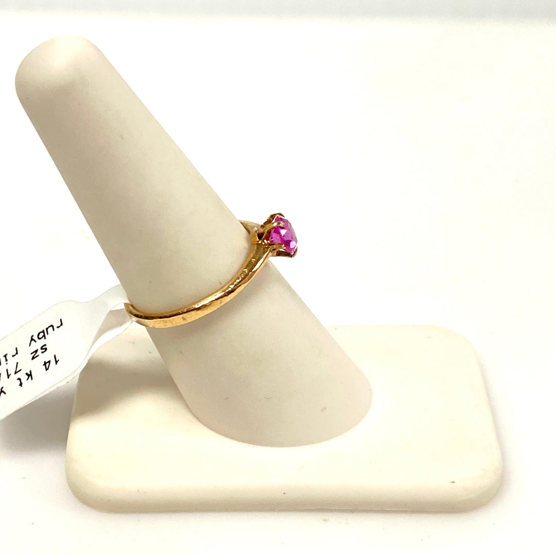 v636 Vintage 14k Yellow Gold Prominent Pink Ruby Gemstone Ring Size 7.25