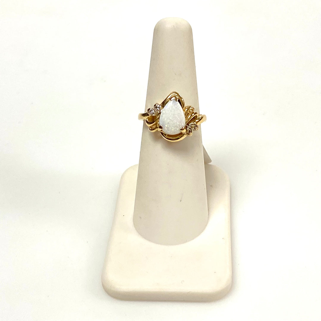 v641 Vintage 14k Yellow Gold White Pear shaped Opal & White Gemstone Ring Size 6