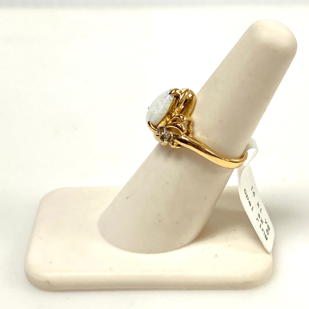 v641 Vintage 14k Yellow Gold White Pear shaped Opal & White Gemstone Ring Size 6