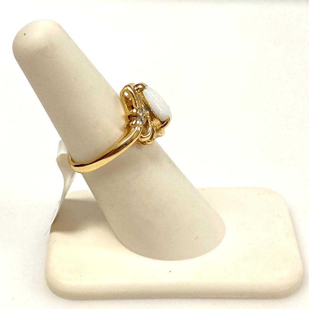 v641 Vintage 14k Yellow Gold White Pear shaped Opal & White Gemstone Ring Size 6