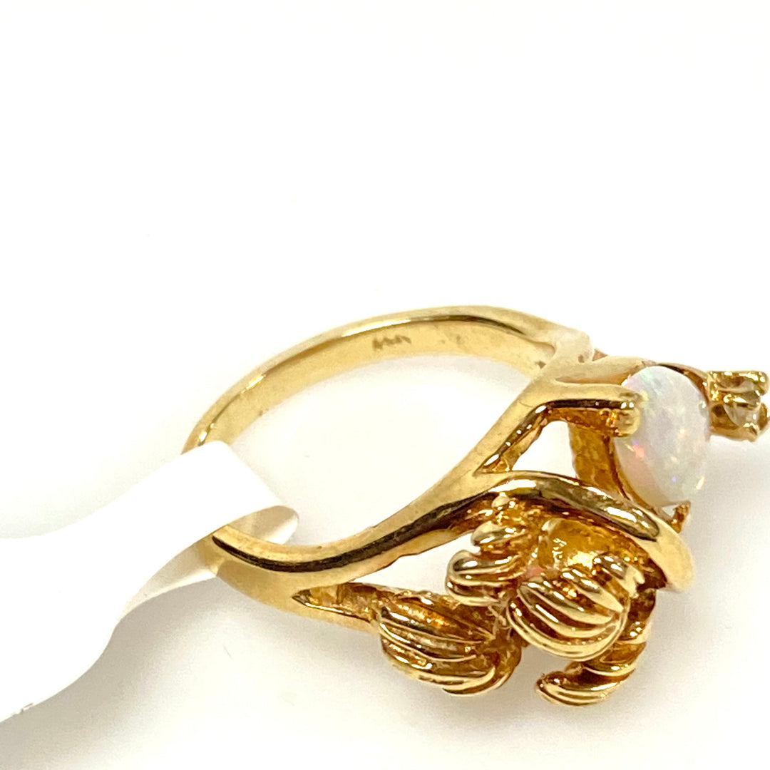 v642 Vintage 14k Yellow Gold Pear shape Opal White Stone Gemstone Ring Size 2.25