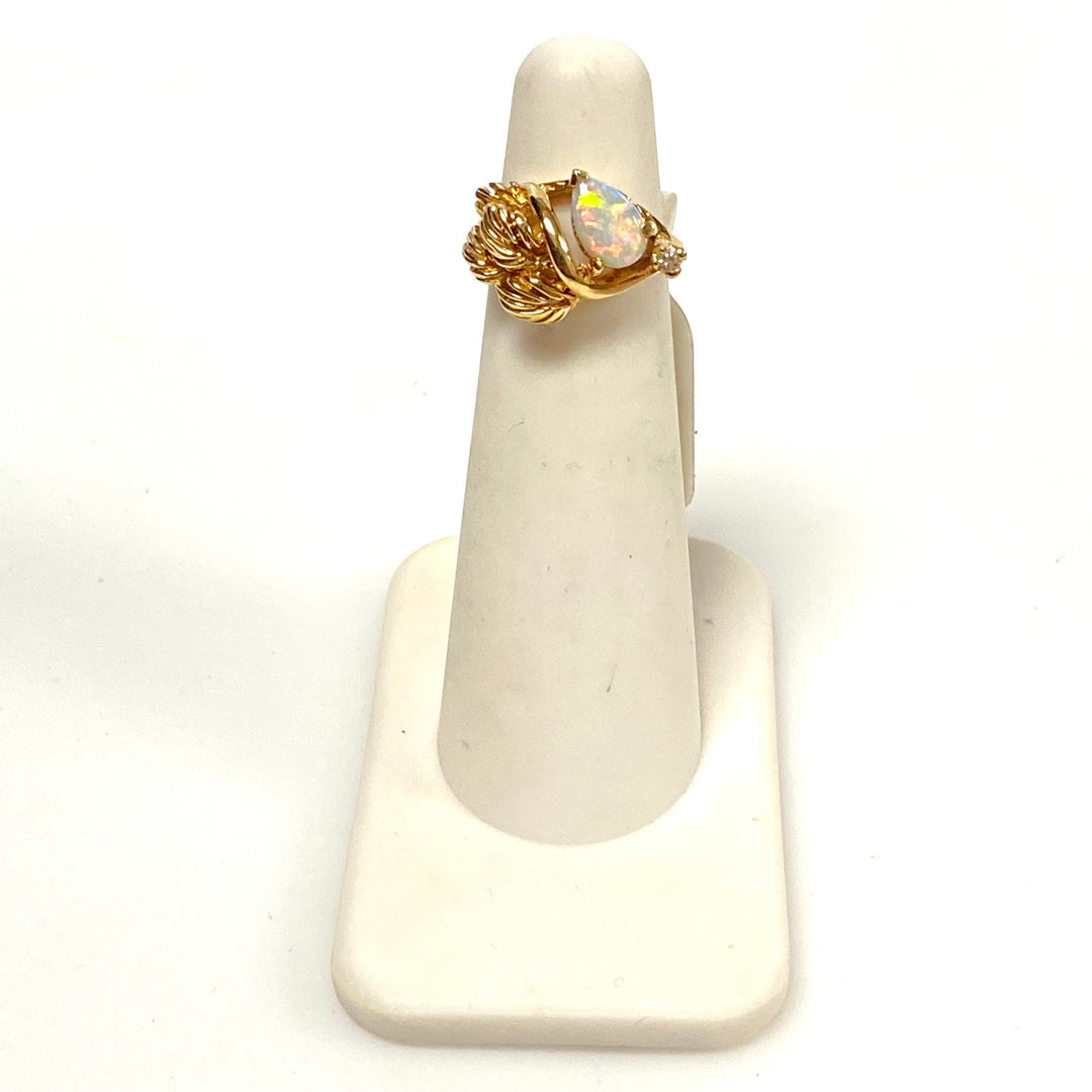 v642 Vintage 14k Yellow Gold Pear shape Opal White Stone Gemstone Ring Size 2.25