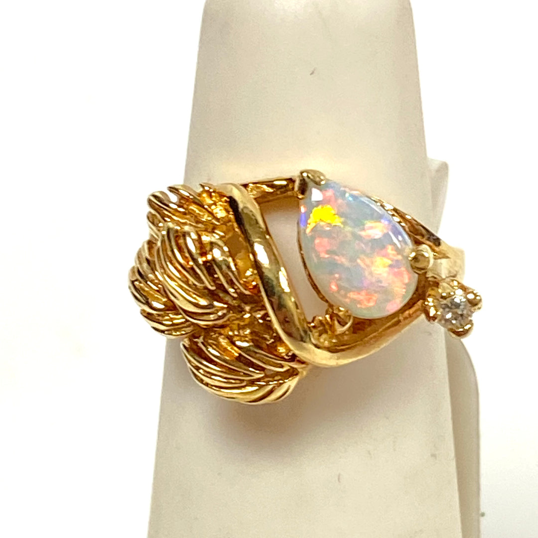 v642 Vintage 14k Yellow Gold Pear shape Opal White Stone Gemstone Ring Size 2.25