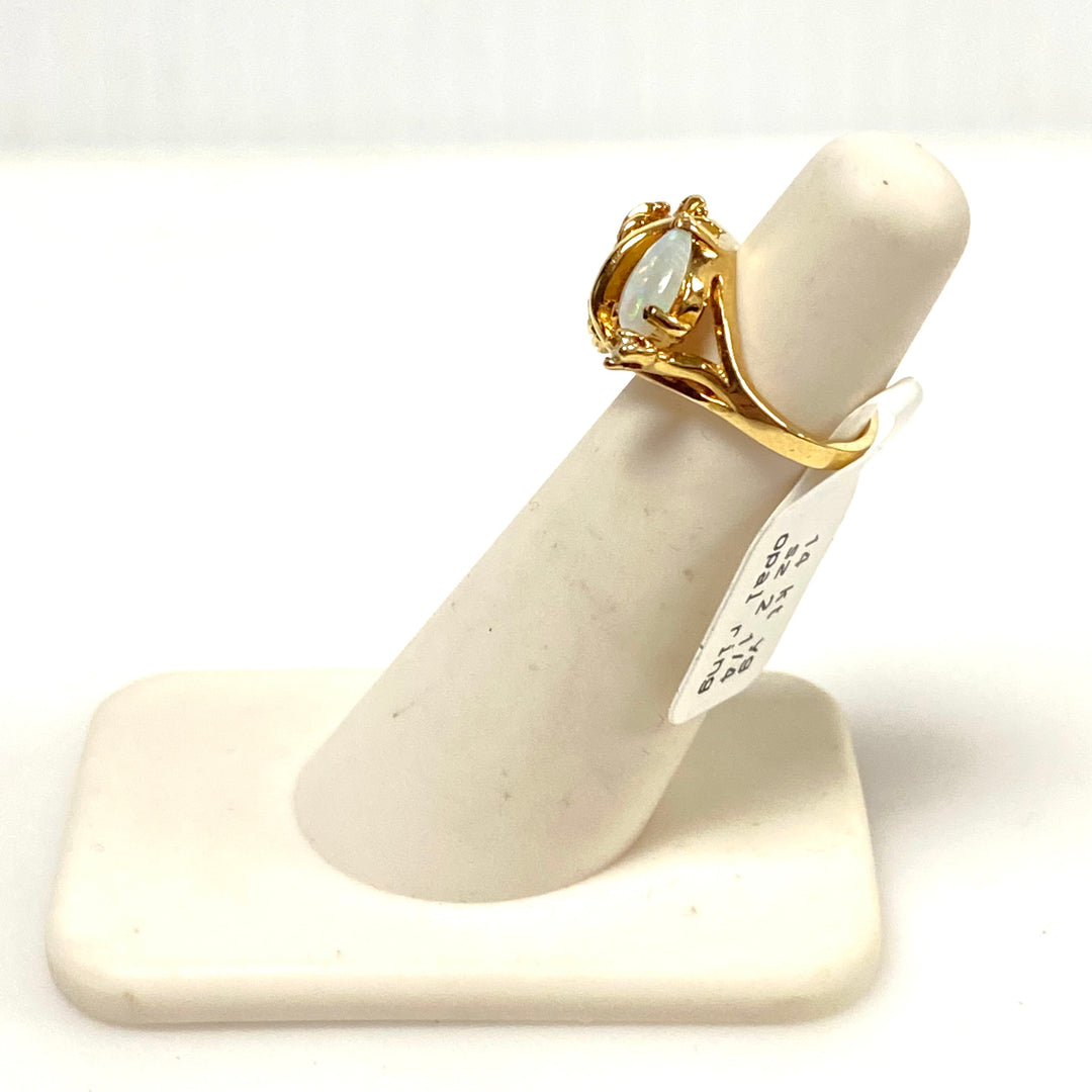 v642 Vintage 14k Yellow Gold Pear shape Opal White Stone Gemstone Ring Size 2.25