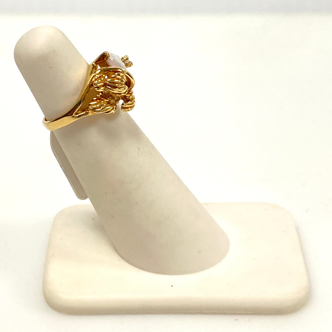 v642 Vintage 14k Yellow Gold Pear shape Opal White Stone Gemstone Ring Size 2.25