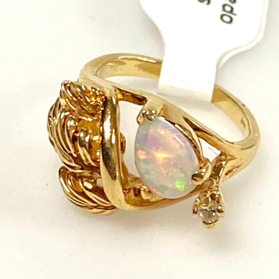 v642 Vintage 14k Yellow Gold Pear shape Opal White Stone Gemstone Ring Size 2.25