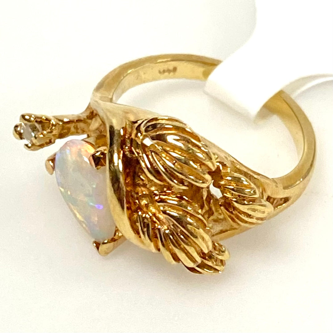 v642 Vintage 14k Yellow Gold Pear shape Opal White Stone Gemstone Ring Size 2.25