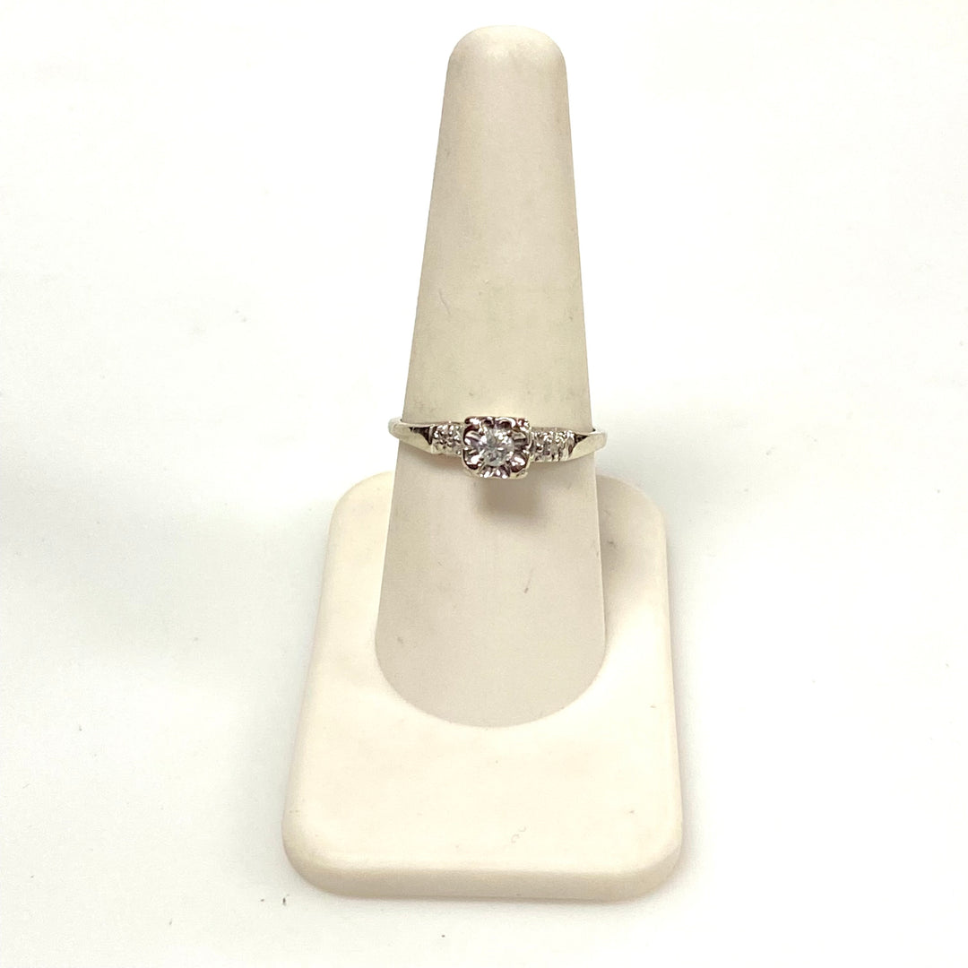v658 Vintage 10k White Gold Clear Stone Illusion Setting Engagement Ring 8.25