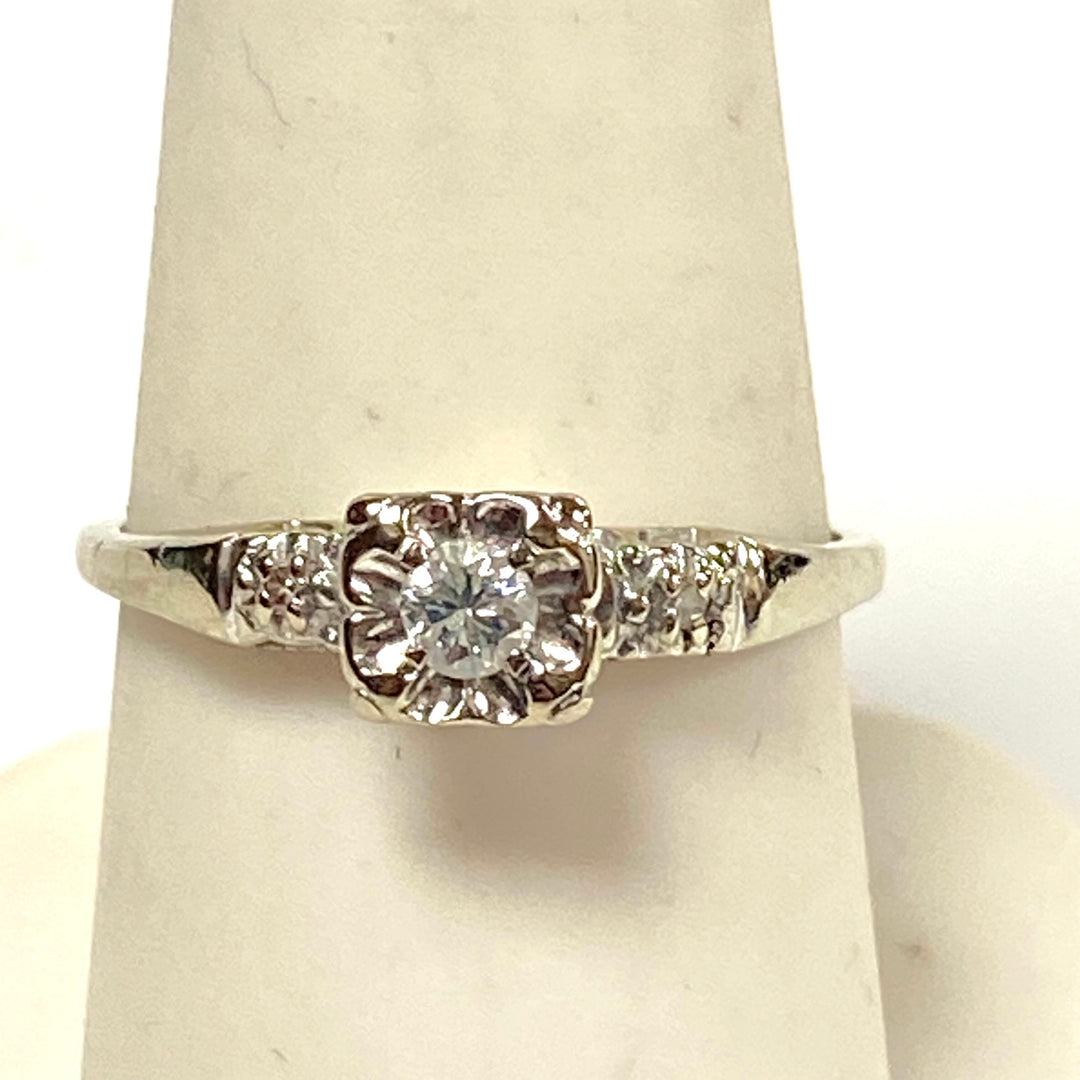 v658 Vintage 10k White Gold Clear Stone Illusion Setting Engagement Ring 8.25