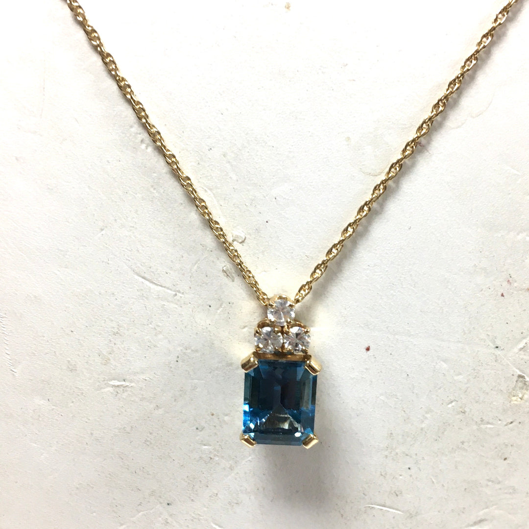 v686 Vintage 14K Yellow Gold Emerald-cut Blue Topaz Pendant Chain Necklace 19"