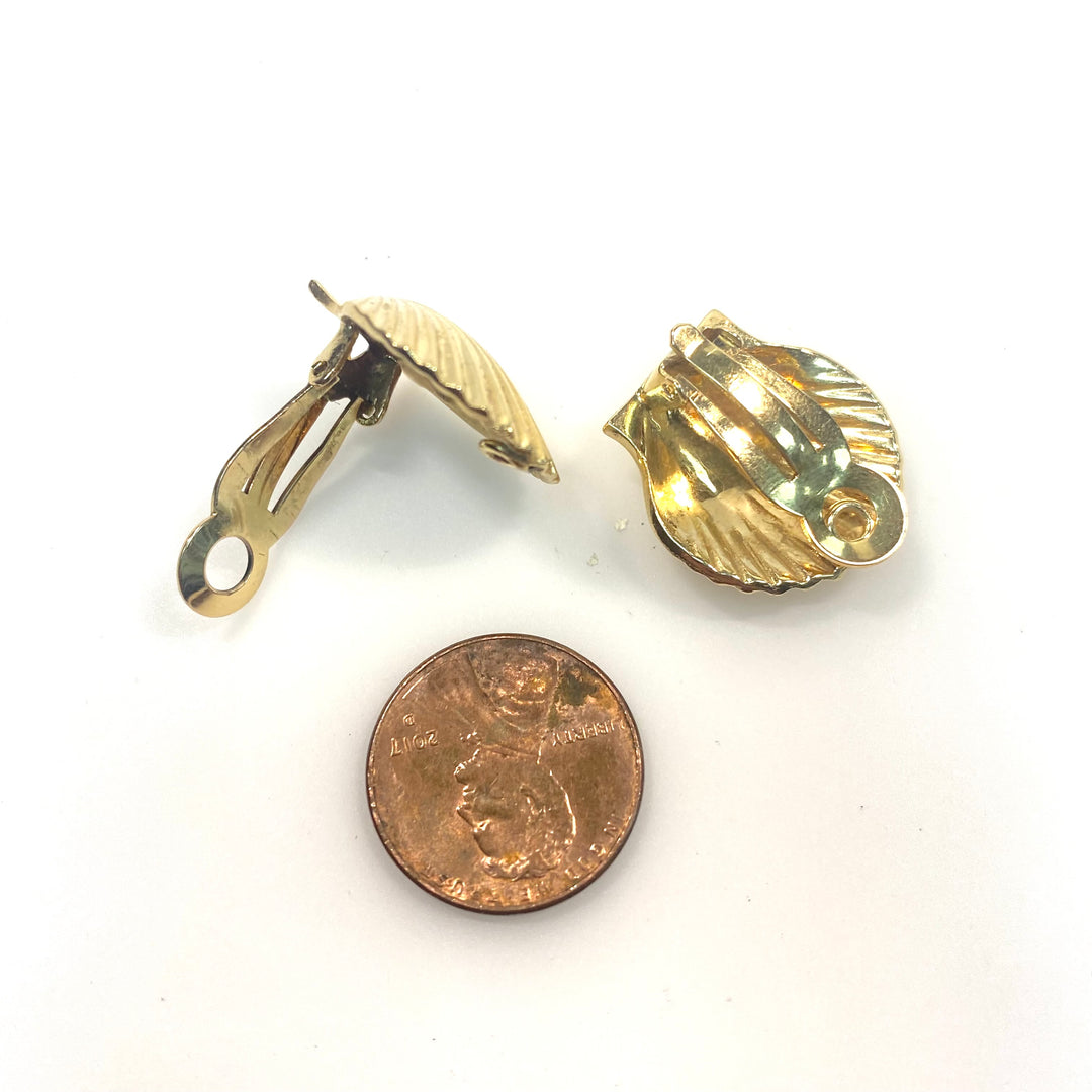 v736 Vintage 14k Yellow Gold Clam Seashell Clip-on  "Coastal" style Earrings