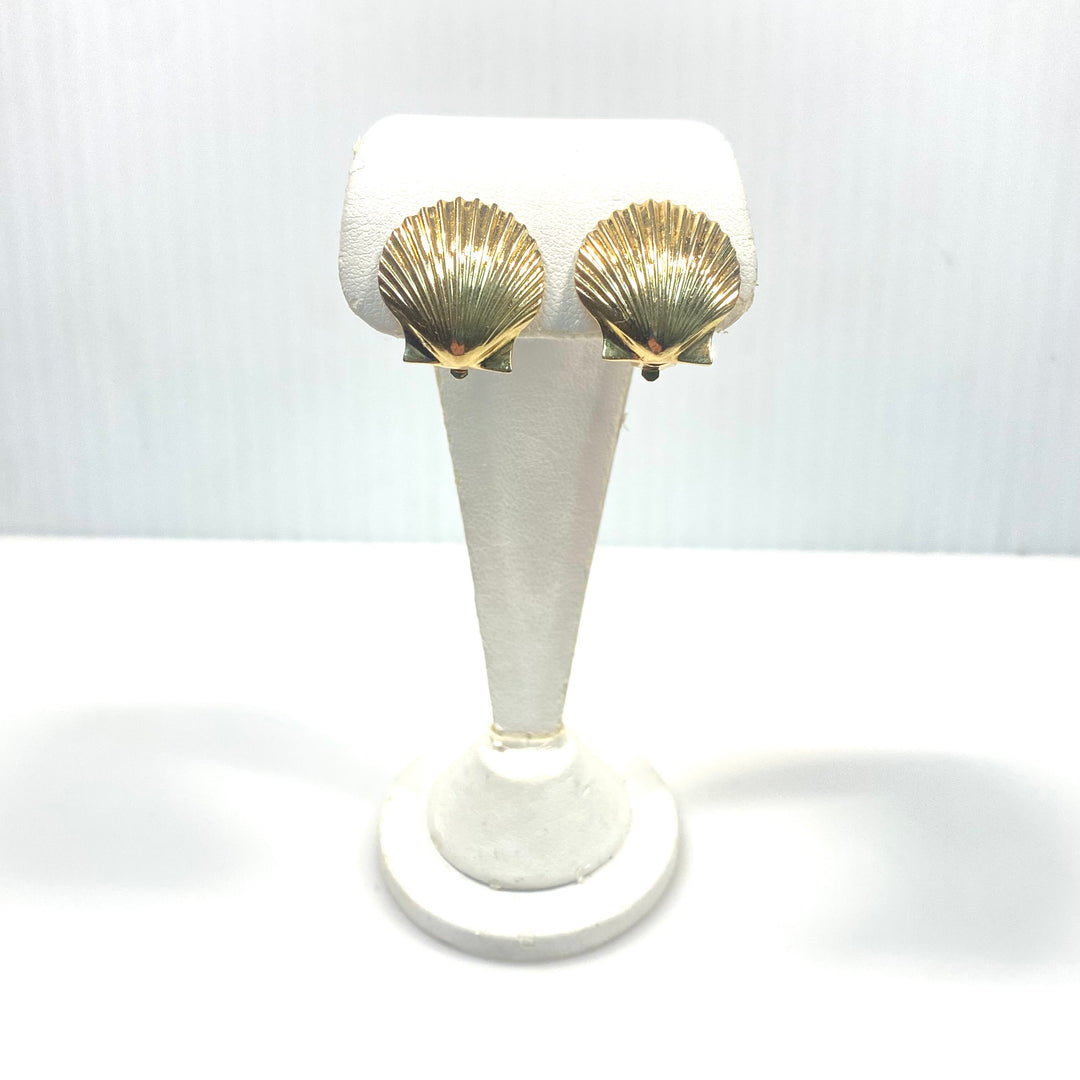 v736 Vintage 14k Yellow Gold Clam Seashell Clip-on  "Coastal" style Earrings