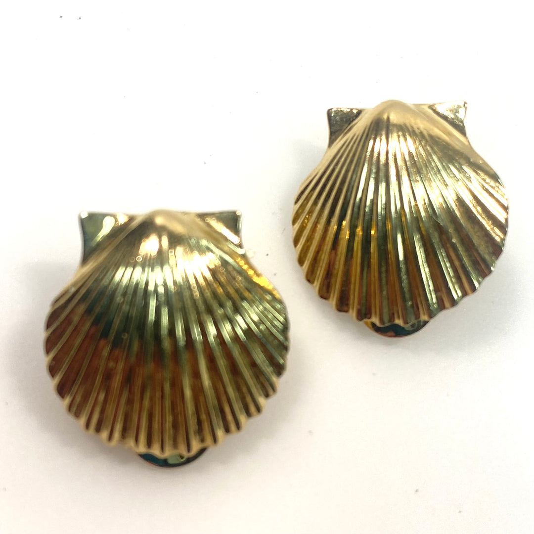 v736 Vintage 14k Yellow Gold Clam Seashell Clip-on  "Coastal" style Earrings