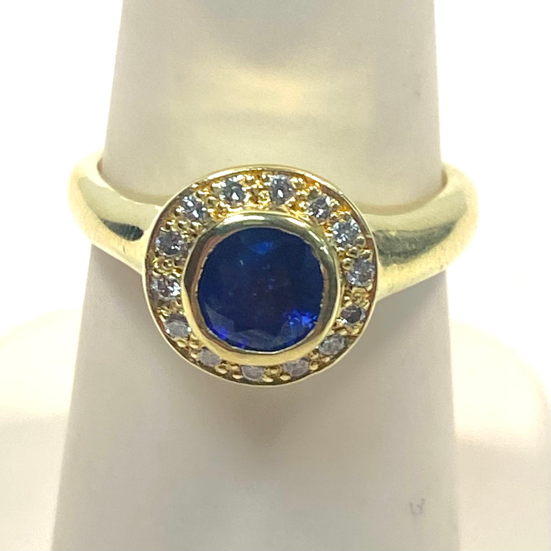 v739 Vintage 18K Yellow Gold Central Blue Sapphire in Diamonds Halo Ring Size 6.5