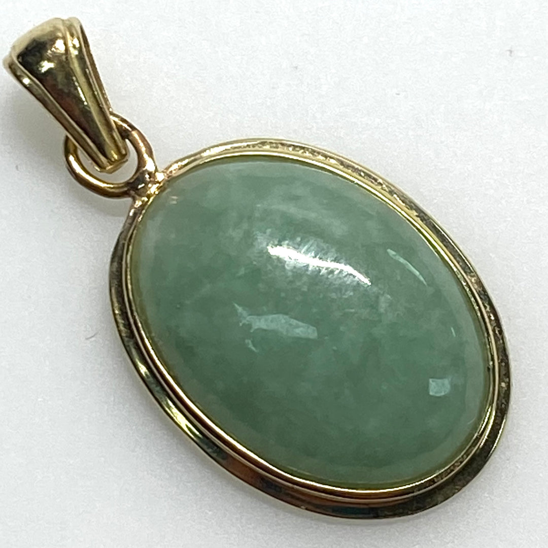 v825 Vintage 14k Yellow Gold Oval Green Jadeite Gemstone Pendant Charm