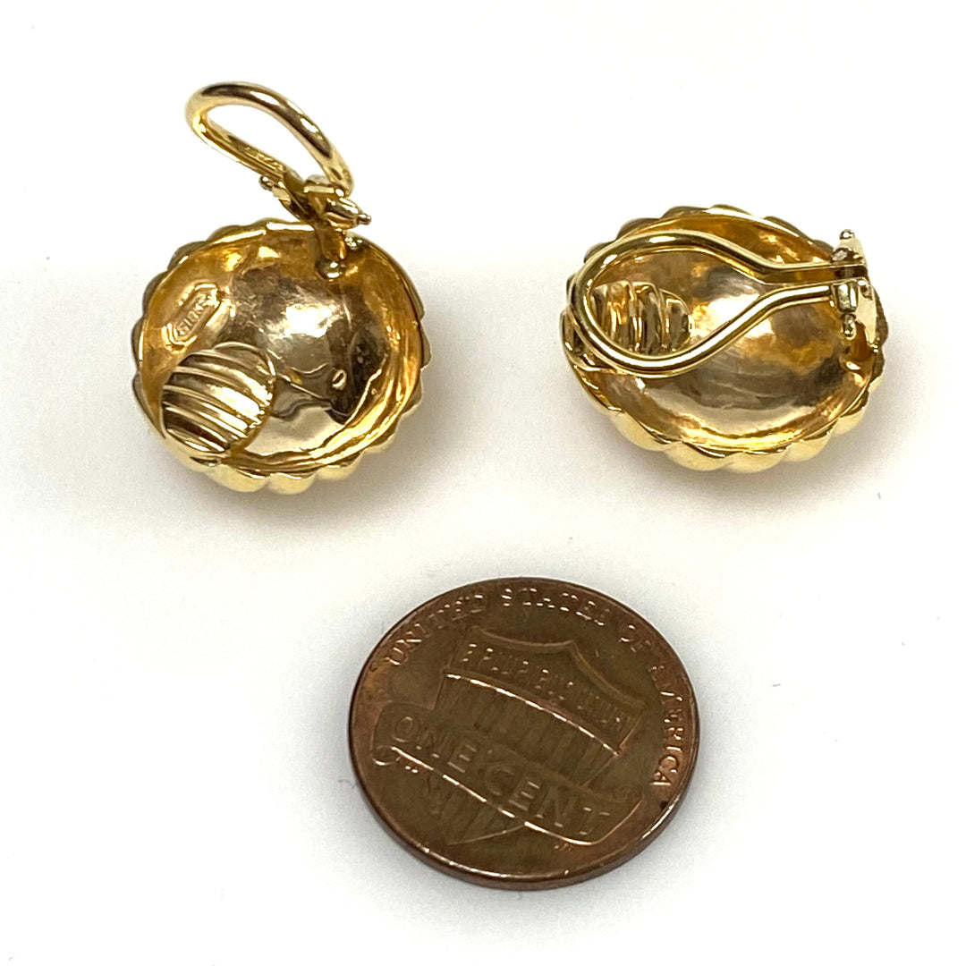 v829 Vintage 18k Yellow Gold Ribbed Dome "shrimp" or "scallop" Style Earrings