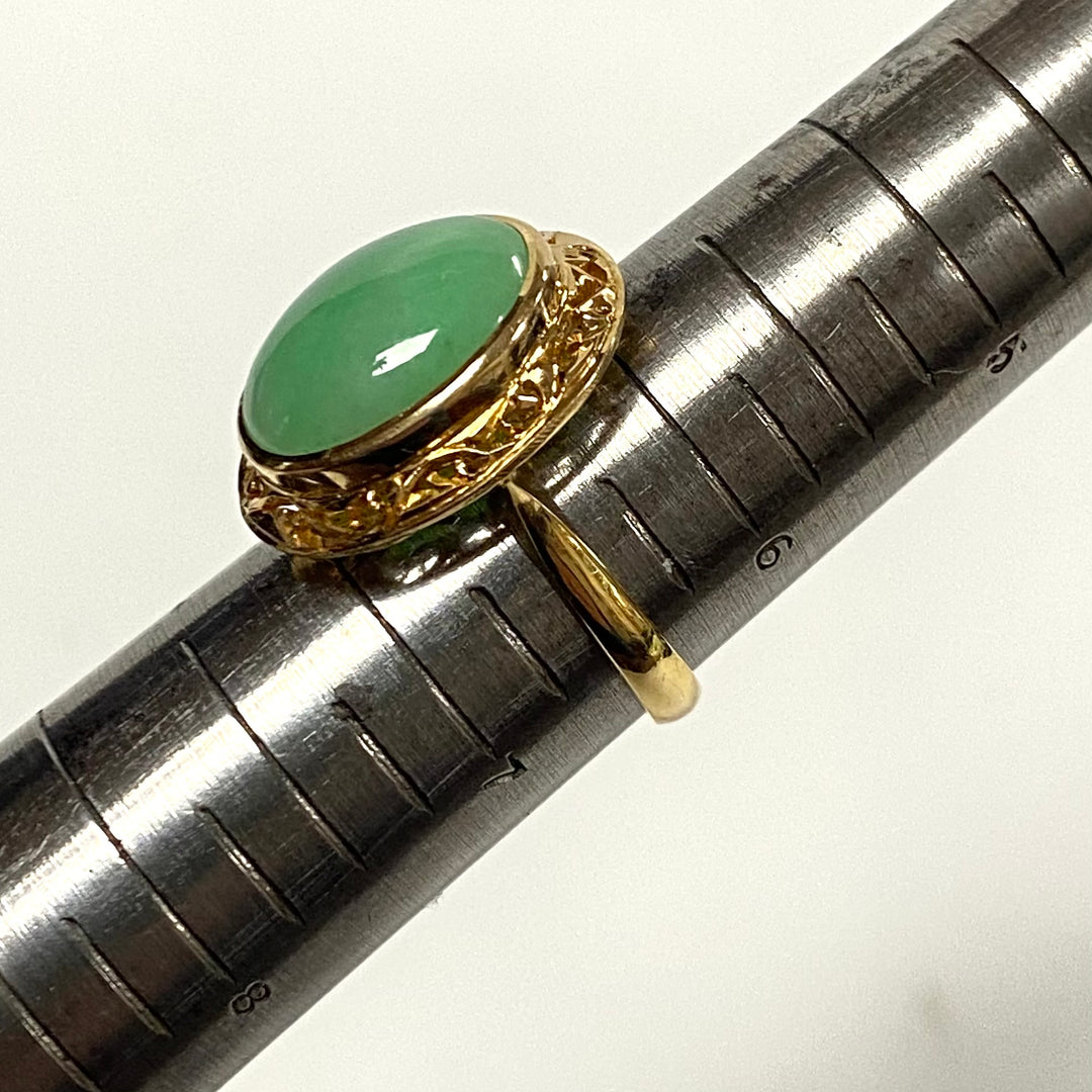 v837 Vintage 14K Yellow Gold Green oval-shaped Jade Solitaire Size 6.5
