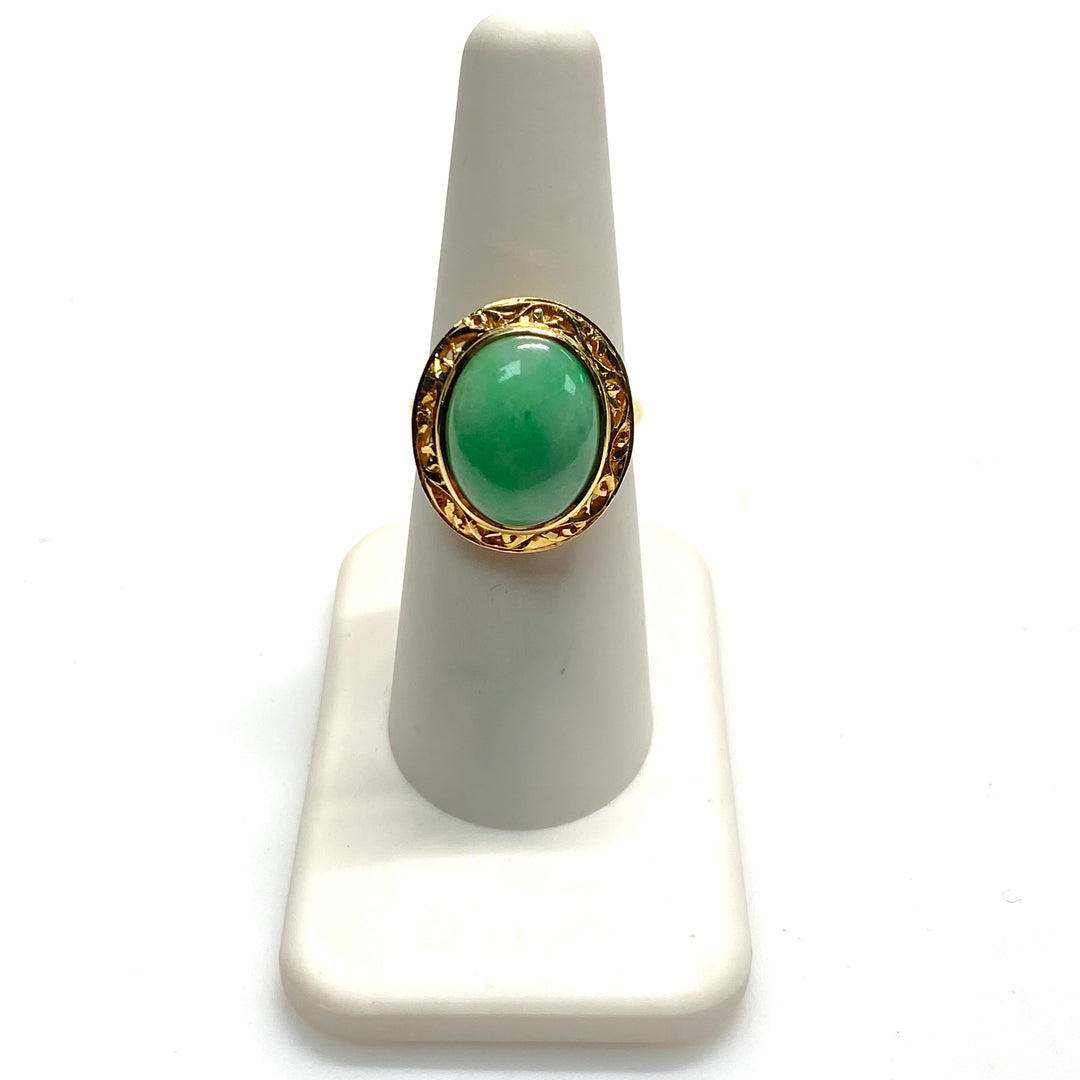 v837 Vintage 14K Yellow Gold Green oval-shaped Jade Solitaire Size 6.5