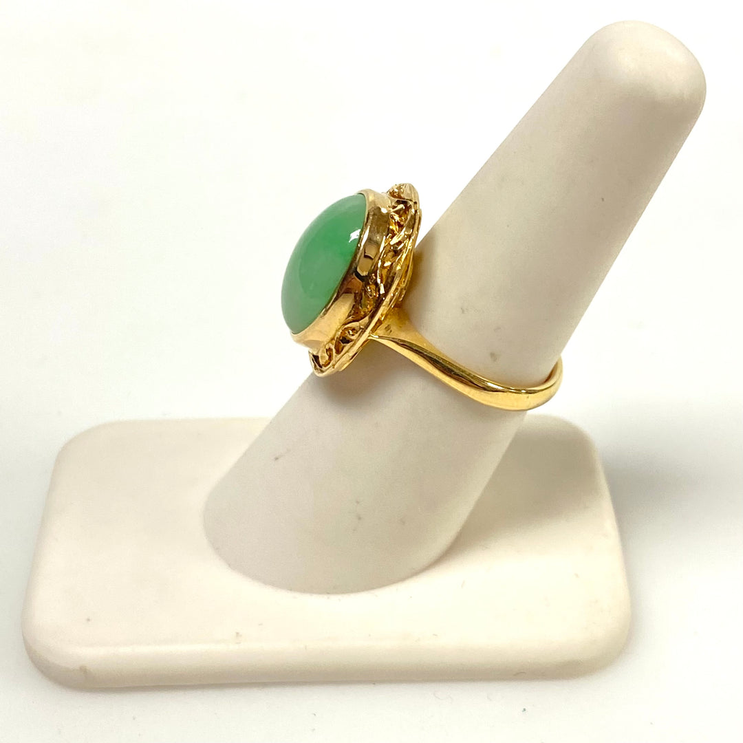 v837 Vintage 14K Yellow Gold Green oval-shaped Jade Solitaire Size 6.5
