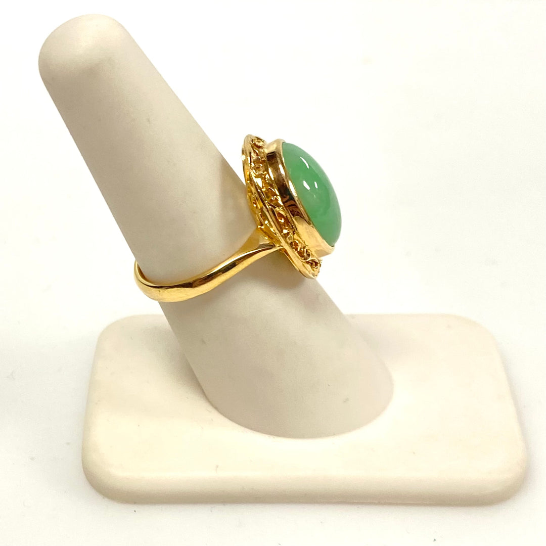 v837 Vintage 14K Yellow Gold Green oval-shaped Jade Solitaire Size 6.5