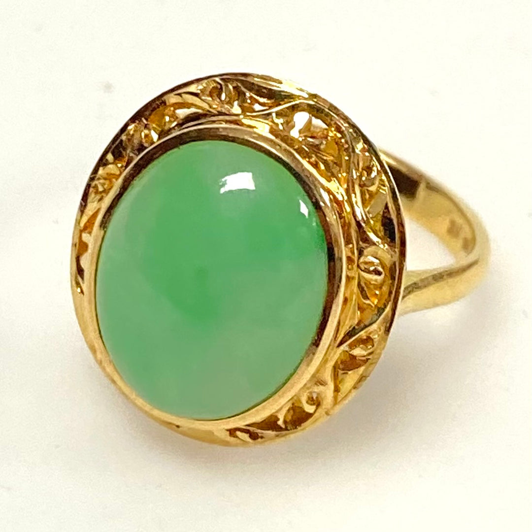 v837 Vintage 14K Yellow Gold Green oval-shaped Jade Solitaire Size 6.5