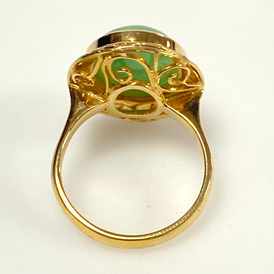 v837 Vintage 14K Yellow Gold Green oval-shaped Jade Solitaire Size 6.5