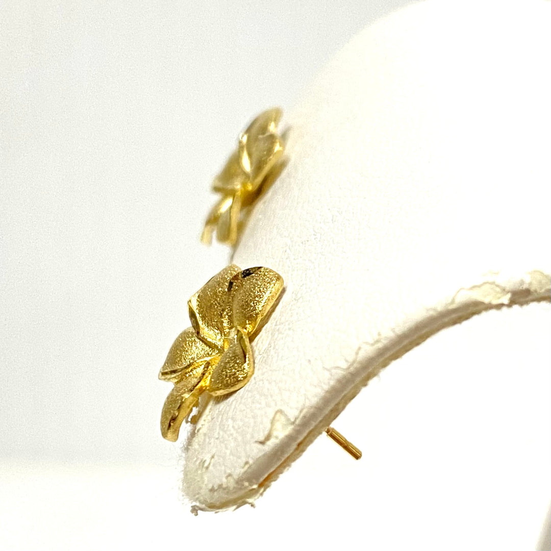v870 Vintage 14k Yellow Gold Hawaiian Plumeria Flower Stud Earrings Pierced