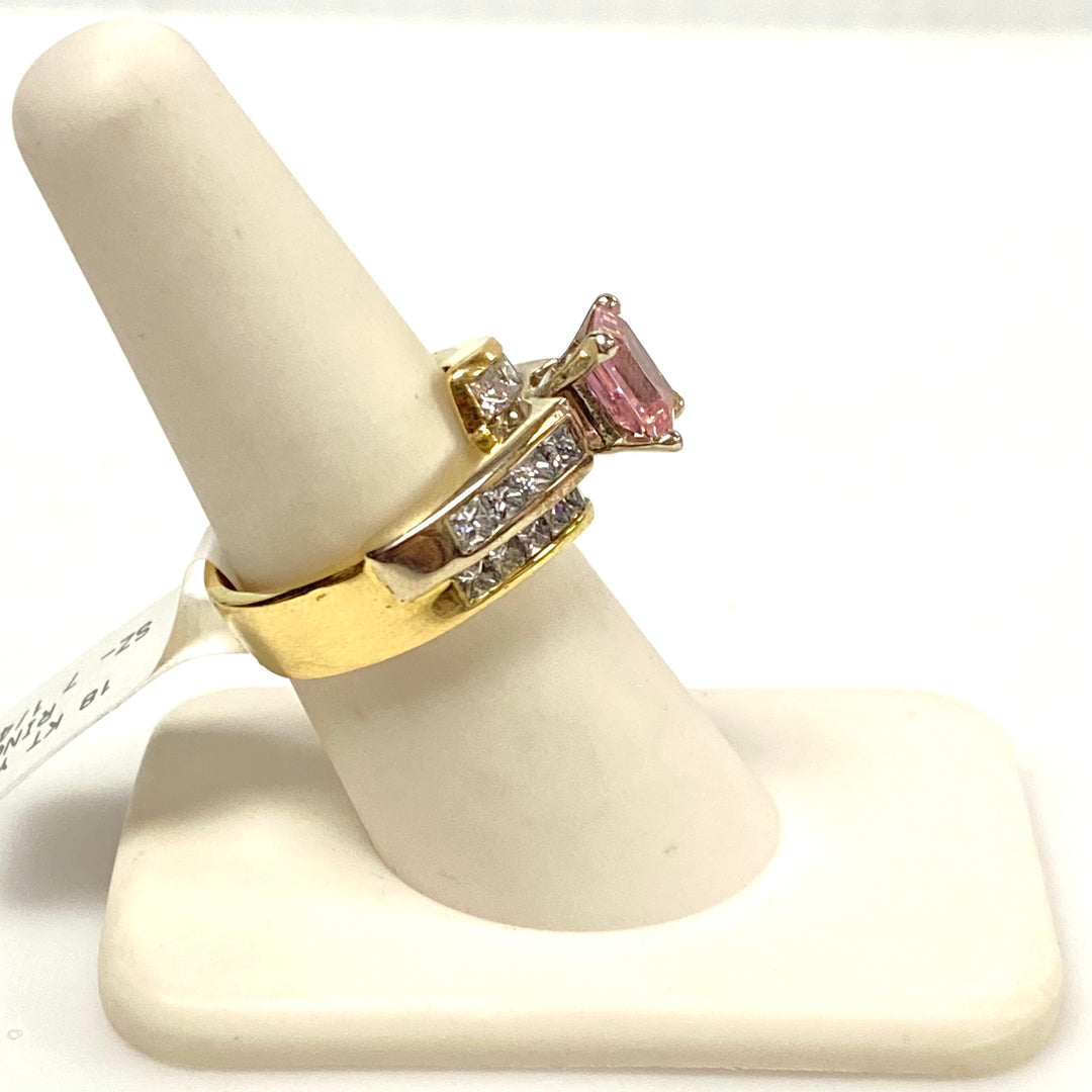 v881 Vintage 18K Yellow Gold Ring Featuring Emerald-cut Pink Gemstone Size 7.25