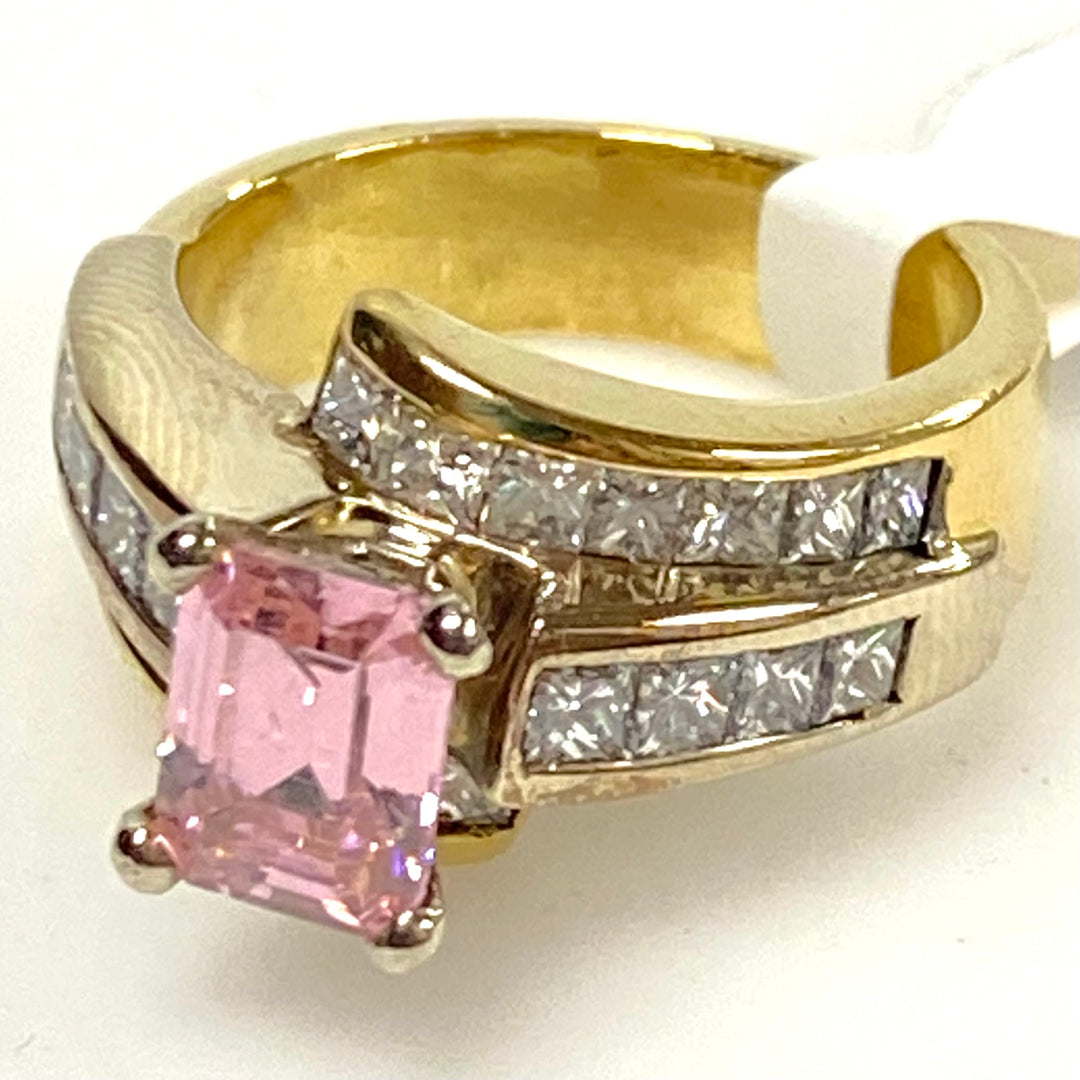 v881 Vintage 18K Yellow Gold Ring Featuring Emerald-cut Pink Gemstone Size 7.25