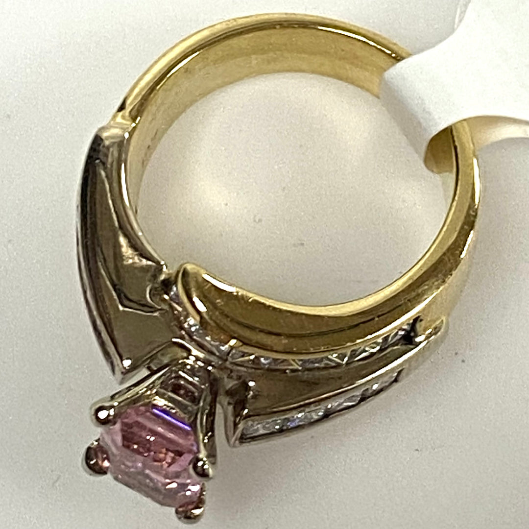 v881 Vintage 18K Yellow Gold Ring Featuring Emerald-cut Pink Gemstone Size 7.25