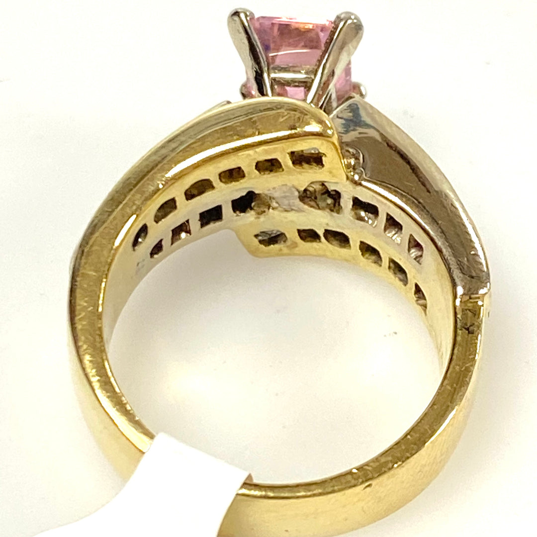 v881 Vintage 18K Yellow Gold Ring Featuring Emerald-cut Pink Gemstone Size 7.25