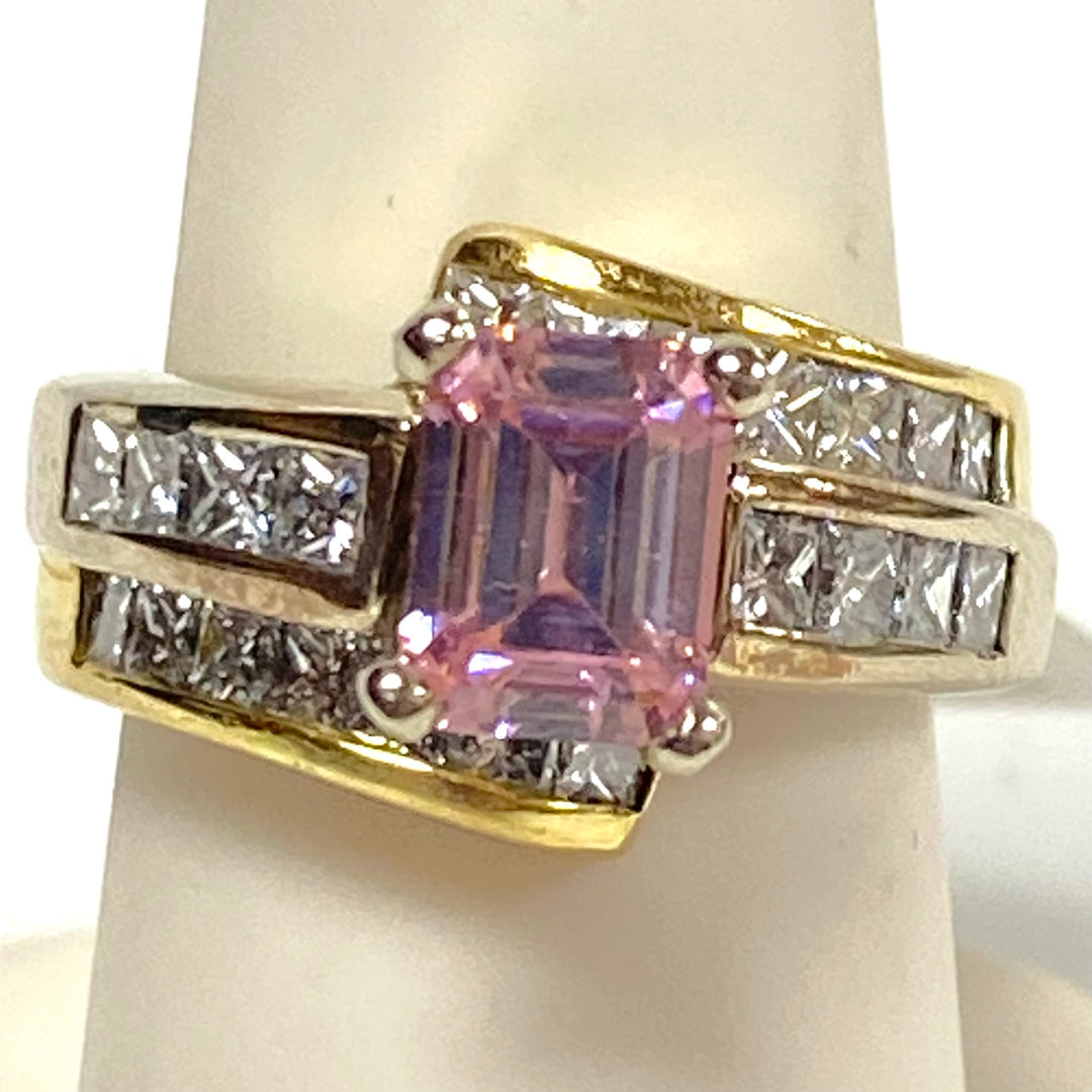 v881 Vintage 18K Yellow Gold Ring Featuring Emerald-cut Pink Gemstone Size 7.25