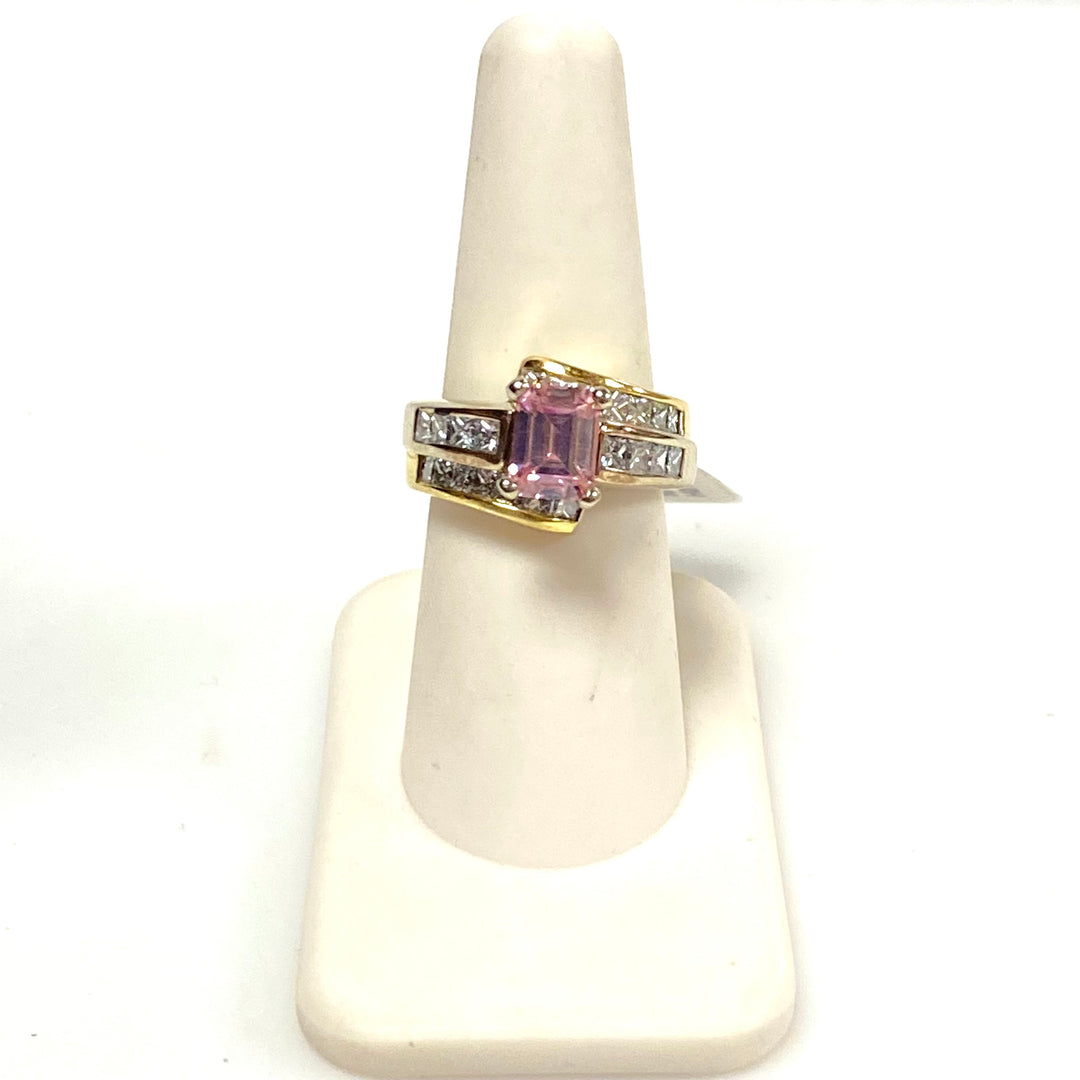 v881 Vintage 18K Yellow Gold Ring Featuring Emerald-cut Pink Gemstone Size 7.25