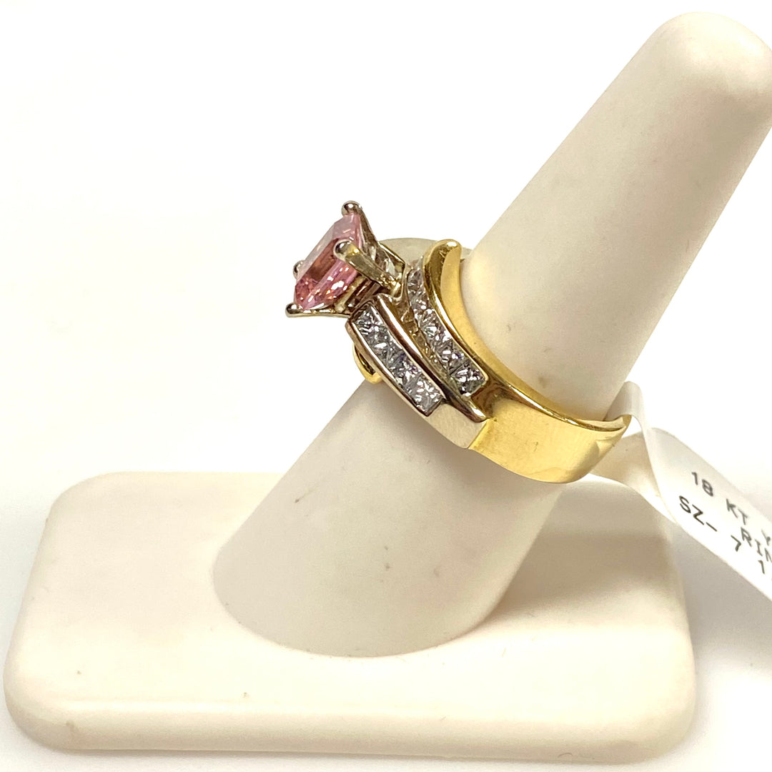 v881 Vintage 18K Yellow Gold Ring Featuring Emerald-cut Pink Gemstone Size 7.25