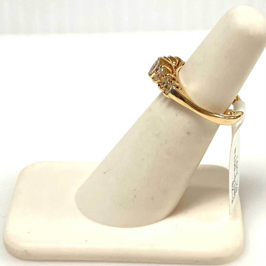 v885 Vintage 14K Yellow Gold Graduated Row of Diamonds Cluster Ring Size 3