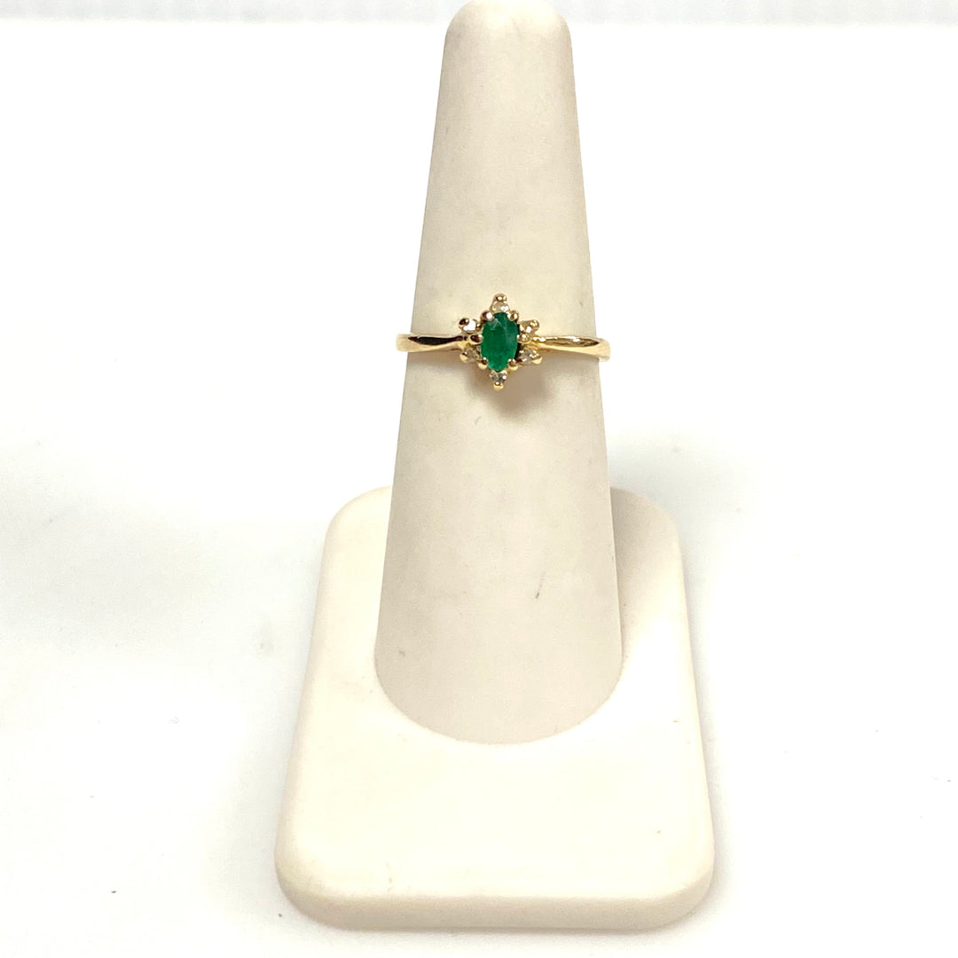 v886 Vintage 14K Yellow Gold Oval-Cut Green Emerald with Accent Stones Ring 5.75