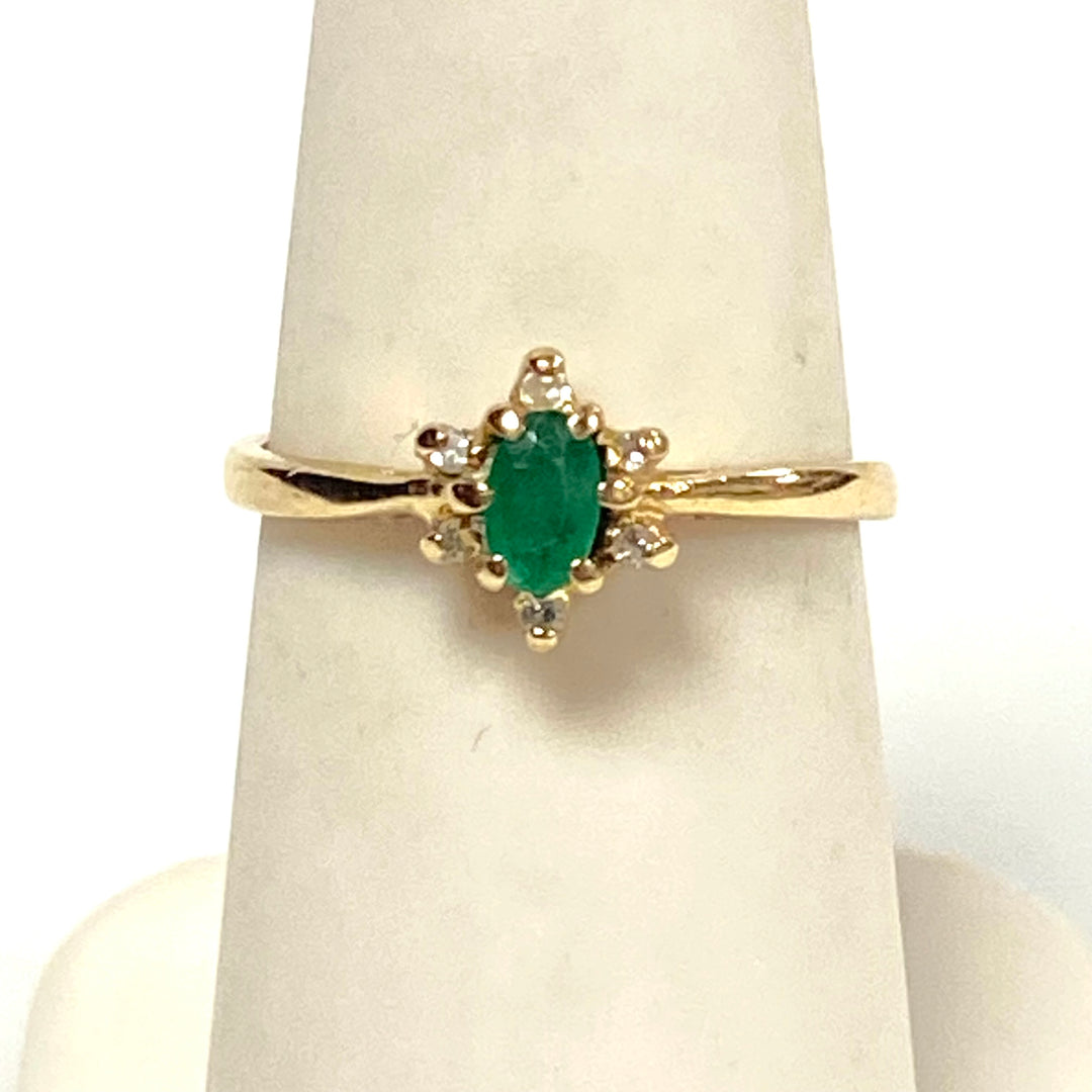 v886 Vintage 14K Yellow Gold Oval-Cut Green Emerald with Accent Stones Ring 5.75