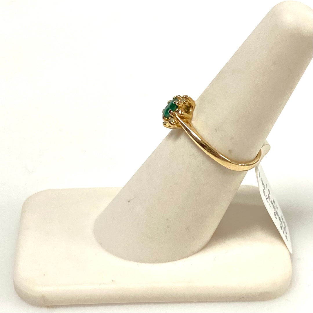 v886 Vintage 14K Yellow Gold Oval-Cut Green Emerald with Accent Stones Ring 5.75