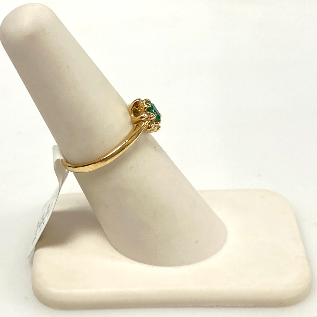 v886 Vintage 14K Yellow Gold Oval-Cut Green Emerald with Accent Stones Ring 5.75
