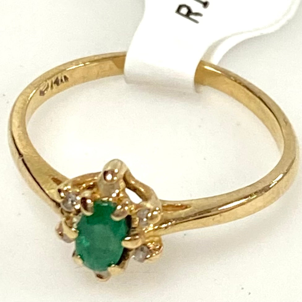 v886 Vintage 14K Yellow Gold Oval-Cut Green Emerald with Accent Stones Ring 5.75