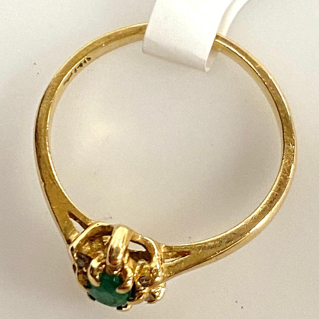v886 Vintage 14K Yellow Gold Oval-Cut Green Emerald with Accent Stones Ring 5.75